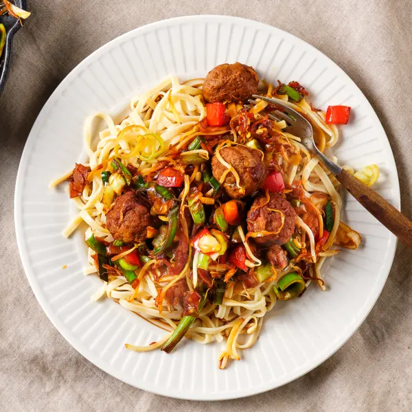 Nouilles aux boulettes et sauce soja