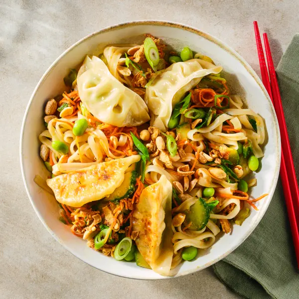 Nouilles de riz aux cacahuètes & gyozas