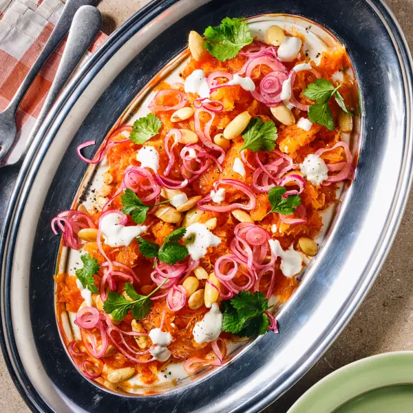 Salade de courge spaghetti, yaourt citron vert et harissa