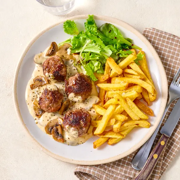Boulettes de boeuf et frites sauce crème-champignons