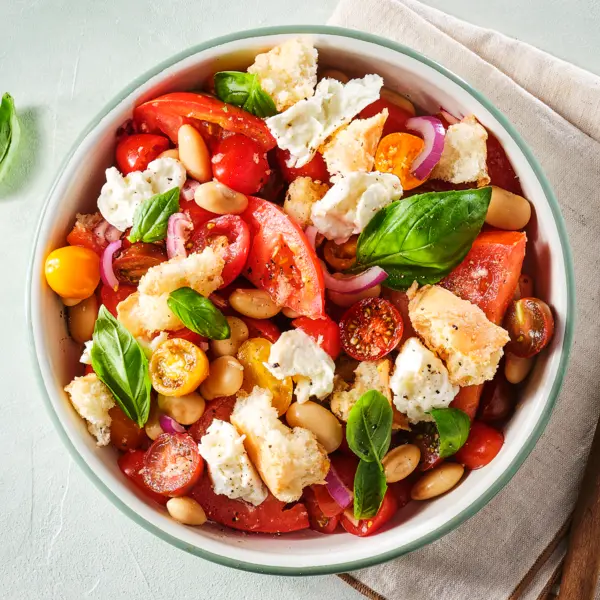 Salade Panzanella à la mozzarella