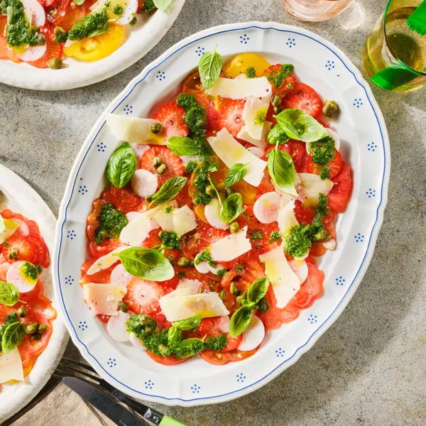 Carpaccio de tomates anciennes aux fraises et copeaux de parmesan