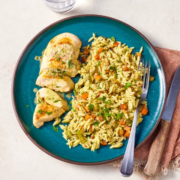 Poulet grillé sauce pesto et orzo aux petits légumes