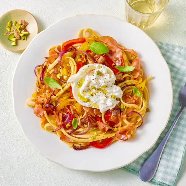 Linguine à la mortadelle grillée, aux poivrons rôties & burrata
