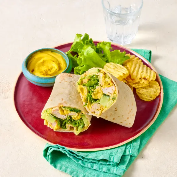 Wraps au poulet rôti sauce mayo-curry et crudités