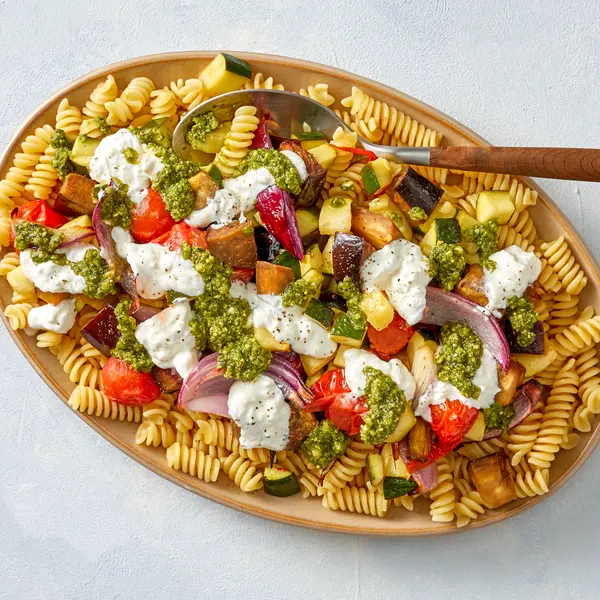 Pâtes aux légumes rôtis, burrata & pesto