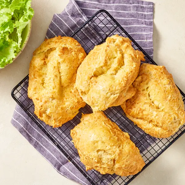 Grosse gougère au comté et salade