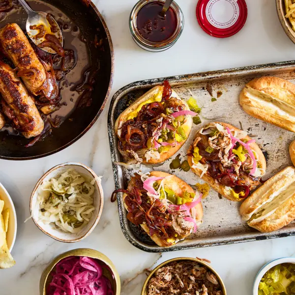 Petits-pains aux saucisses aux oignons confits et à la harissa