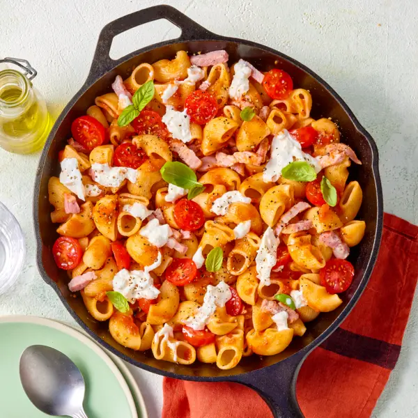 One-pot pipe rigate, lardons-tomate tomates cerises et burrata