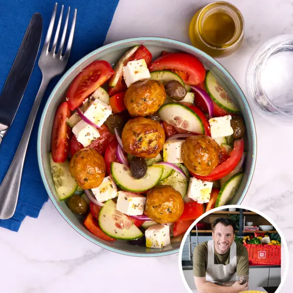 Salade grecque à croquer et keftedes de poulet