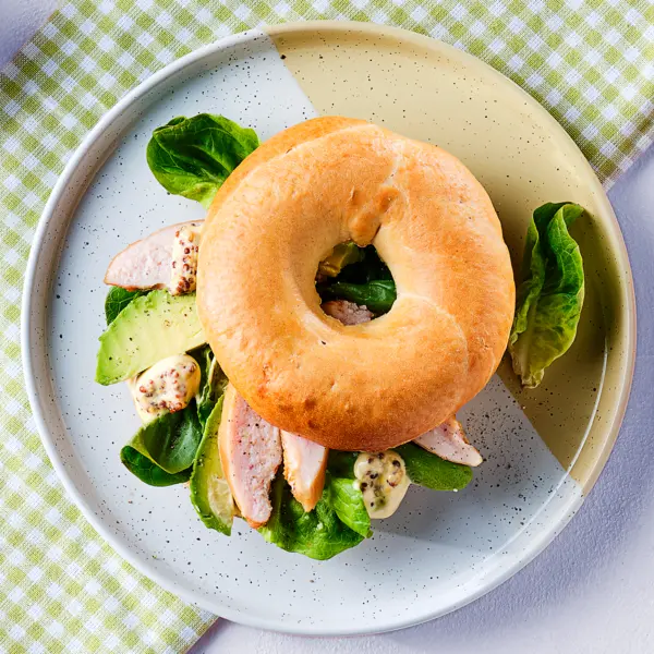 Bagel au poulet fumé et mayonnaise moutardée