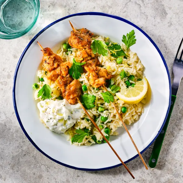 Pilaf grec au citron avec brochettes de poulet et tzatziki