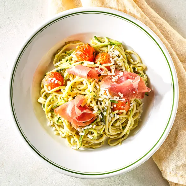 Spaghetti au prosciutto et pesto
