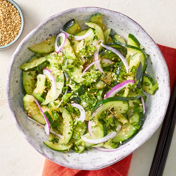 Salade de concombre frappée à l'asiatique