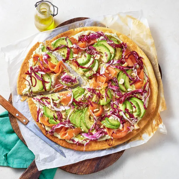 Tarte feuilletée à la truite fumée, avocat et pesto