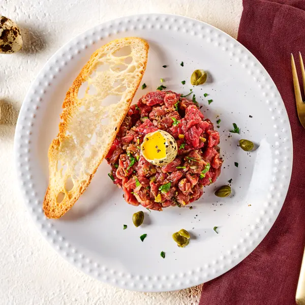 Steak tartare à l'œuf de caille