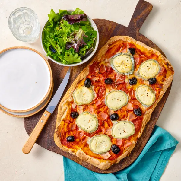 Pinsa jambon, chèvre, olive base tomate