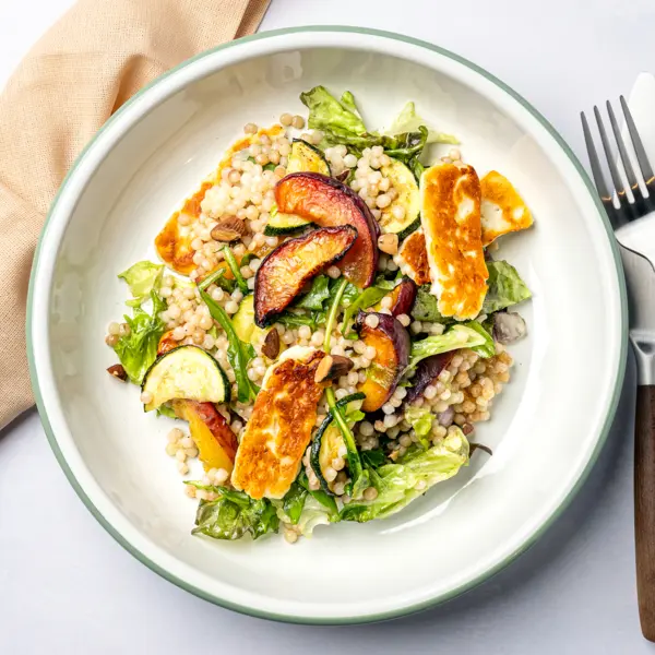 Salade de couscous perlé au halloumi
