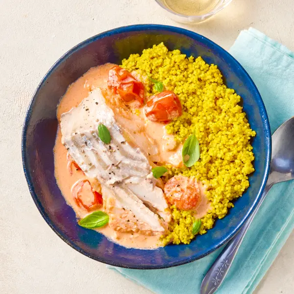Poisson poché sauce tomate-coco et semoule au curry