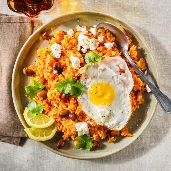 Riz basmati aux tomates et à la féta aux olives et œufs au plat