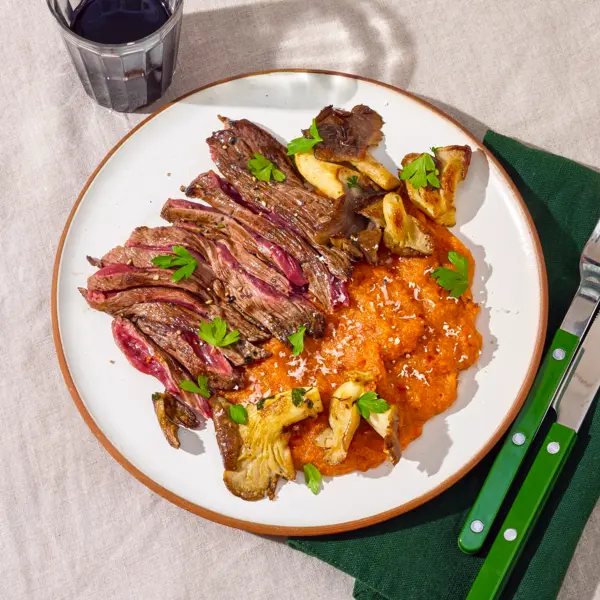 Steak de bœuf & polenta à la tomate