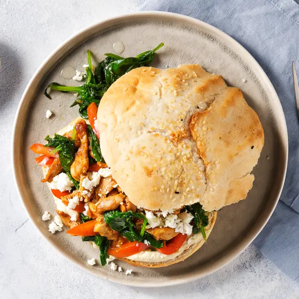 Pain pita au poulet kebab