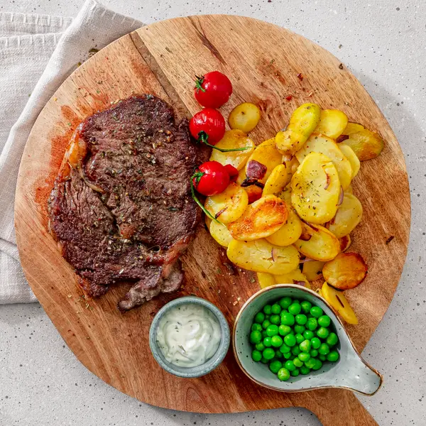 Steak avec pommes de terre sautées