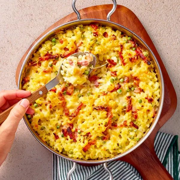 Gratin de coquillettes, petits pois & lardons