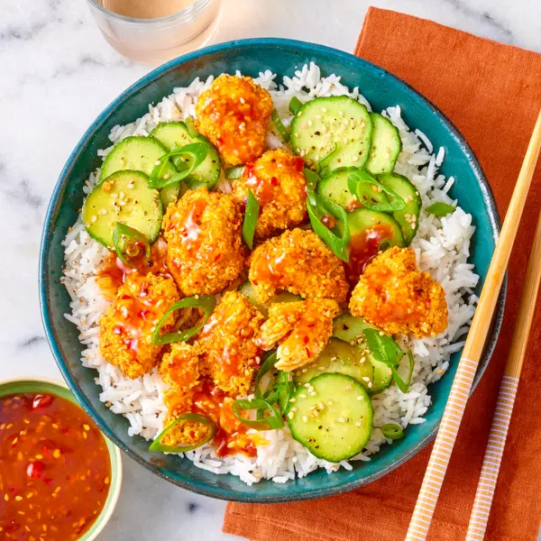 Bowl poulet frit à la sauce chili et concombre sésame