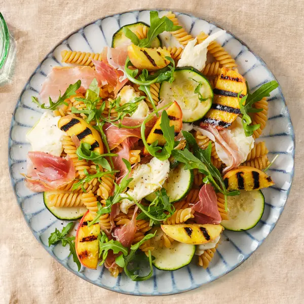 Salade de pâtes aux pêches grillées et prosciutto