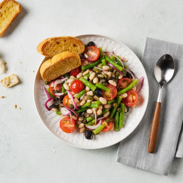 Salade méditerranéenne avec pain à l'ail