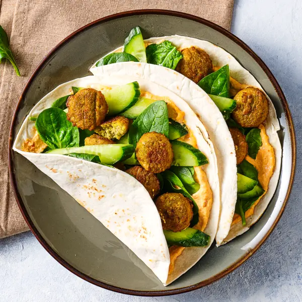 Wrap de falafel avec houmous et légumes