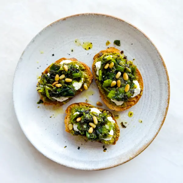 Crostini à la ricotta et pesto de miso à la salsa d'oignons nouveaux