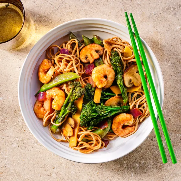 Nouilles aux crevettes et aux broccolini