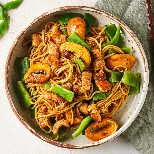 Nouilles sautées au bacon et pois gourmands