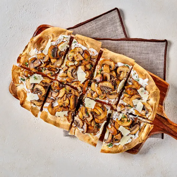 Pinsa romana à la ricotta aux champignons et parmesan