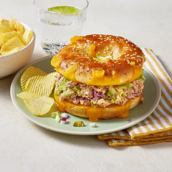 Bagel Tuna Melt au cheddar