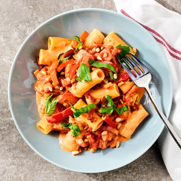 Rigatoni aux lardons avec une sauce crémeuse aux poivrons