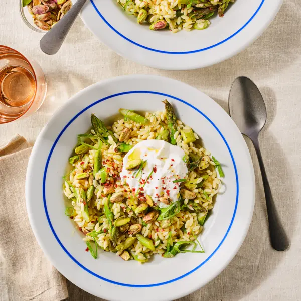 Orzo à la burrata aux asperges vertes et aux pistaches