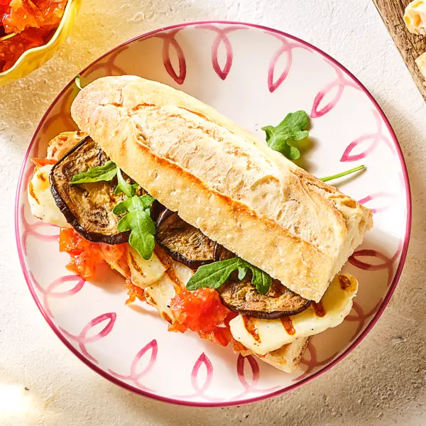 Sandwich au halloumi grillé et aubergine