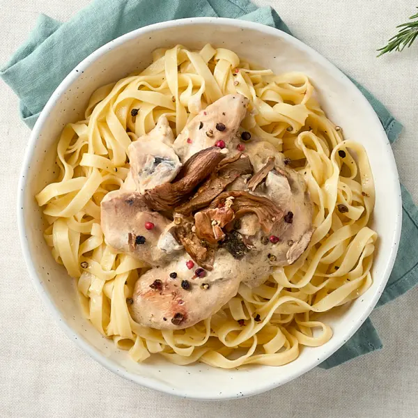 Tagliatelles au poulet, champignons et vin blanc
