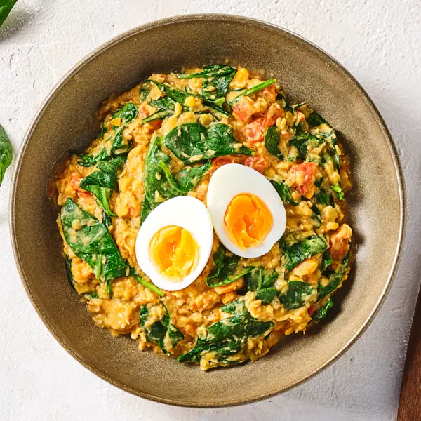 Dahl de lentilles oeufs et épinards