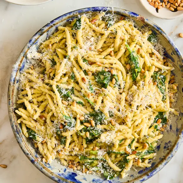 Trofie au pesto de miso aux épinards et aux pignons de pin