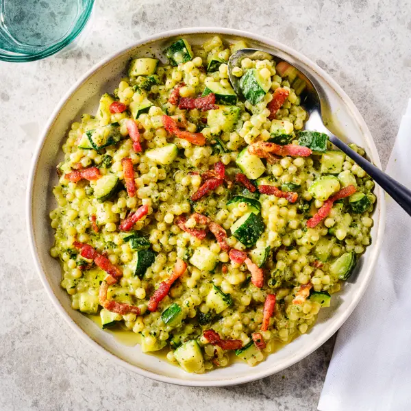 Couscous perlé crémeux au pesto et aux lardons