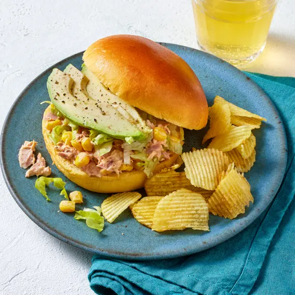 Burger thon-mayo, avocat & maïs