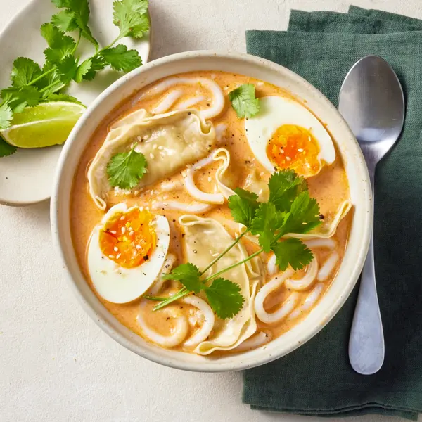 Soupe de raviolis au pesto & cacahuètes