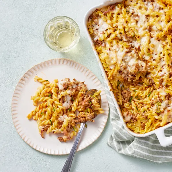 Gratin de tortis au bœuf haché, pesto rosso et courgettes