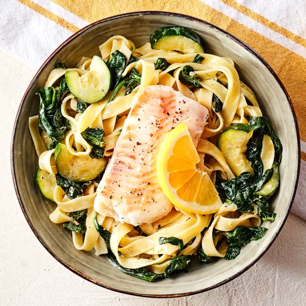 Tagliatelles de courgettes et épinards avec du cabillaud au citron