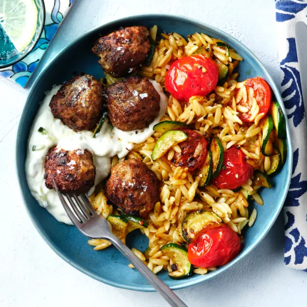 Boulettes grecques, tzatziki et orzo