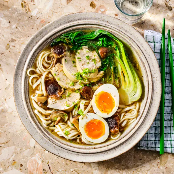 Soupe de nouilles au poulet et œuf mollet